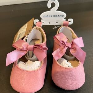 Lucky Brand size 4 infant Pink Bow Kids Dress Shoes